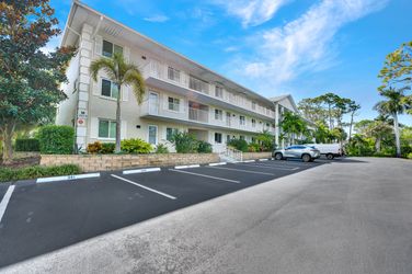 3072 Sandpiper Bay Cir