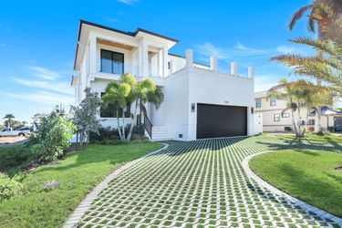9760 Vanderbilt Dr
