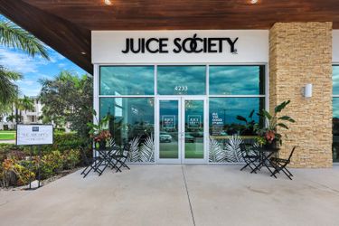 4233 Tamiami Trl N