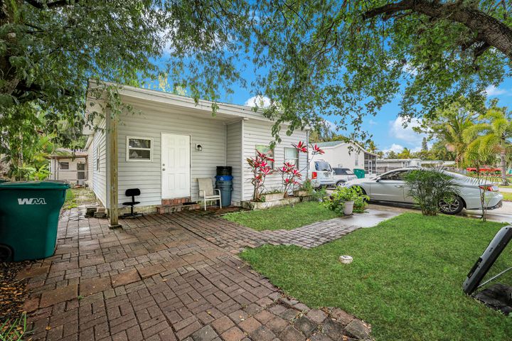 106 Moon Bay St