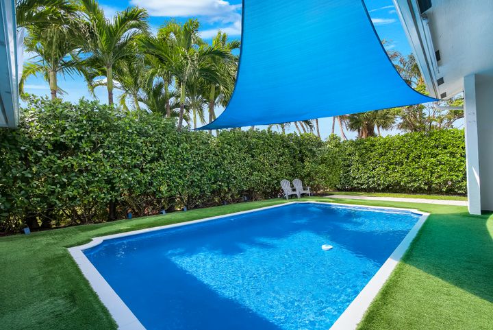 1002 Lake Shore Dr