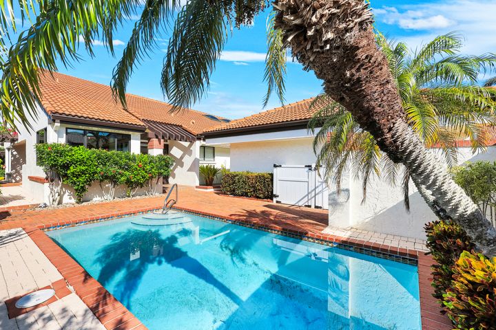 529 Bay Villas Ln