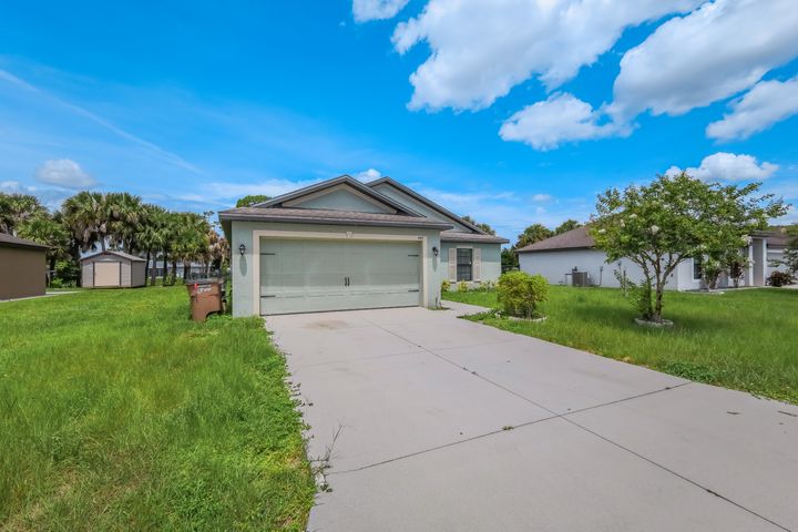 443 Shadow Lakes Dr