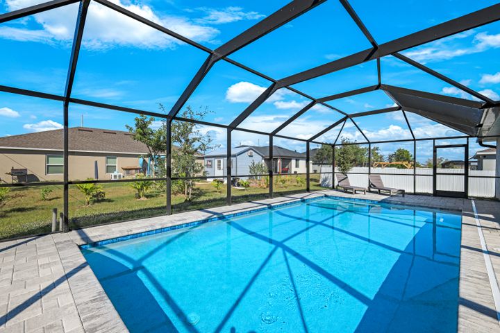 327 NW 23rd St