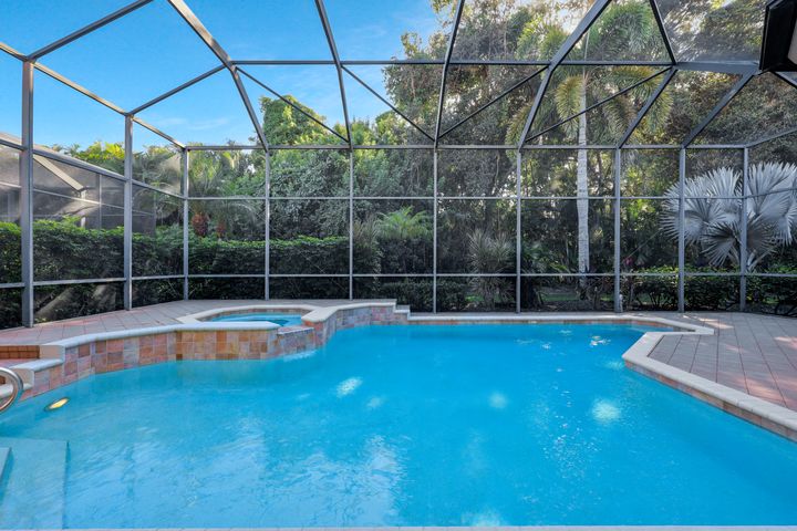 5616 Hammock Isles Dr