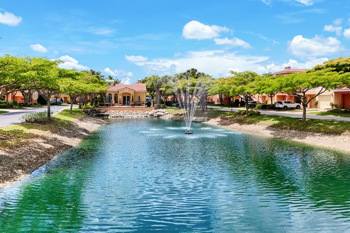 8721 Piazza Del Lago Cir