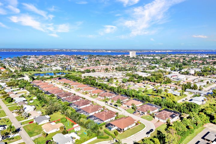 1189 S Town and River Dr