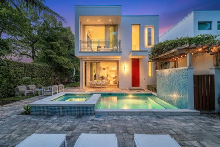 335 Banyan Blvd